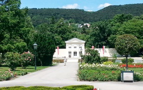 Здание в парке на курорте Баден, Австрия