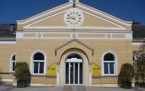 Здание с часами на курорте Бад Халль, Австрия