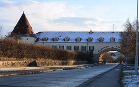 Здание с аркой на курорте Баден, Австрия