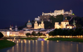 Крепость на холме в городе  Зальцбург, Австрия