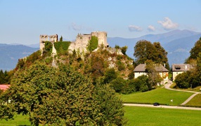 Развалины замка на курорте Фаакер-Зее, Австрия