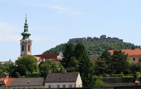 Церковь на фоне холма в городе Гайнберг, Австрия