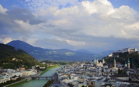 Город среди гор Зальцбург, Австрия