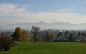 Город на фоне гор на курорте Бад Халль, Австрия