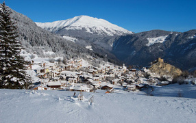 Город на фоне гор на горнолыжном курорте Серфаус, Австрия