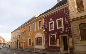 Городская улица в городе Гайнберг, Австрия