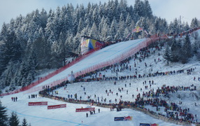 Спуск на лыжах на курорте Китцбюэль, Австрия