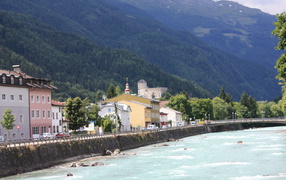 Набережная реки на курорте Лиенц, Австрия