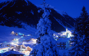 Вечернее сияние на горнолыжном курорте Ишгль, Австрия