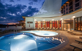 Вечерний бассейн на курорте Бад Татцмансдорф, Австрия