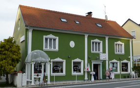 Зеленый дом на курорте Бад Лойперсдорф, Австрия