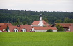 Зеленый луг в городе Лэнгенфельд, Австрия
