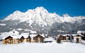 Дома на фоне гор на горнолыжном курорте Заальбах Хинтерглем, Австрия