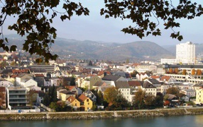 Дома на набережной в городе Линц, Австрия