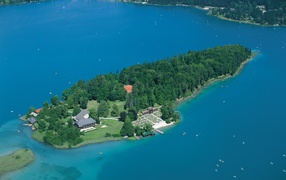 Остров на озере на курорте Фаакер-Зее, Австрия