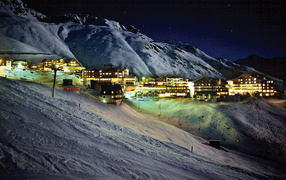 Ночные огни на горнолыжном курорте Зёльден, Австрия