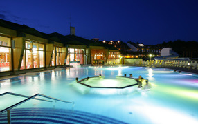 Ночной бассейн на курорте Бад Лойперсдорф, Австрия