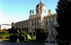 Парк перед дворцом в городе Вена, Австрия