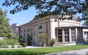 Розовое здание в парке на курорте Бад Халль, Австрия