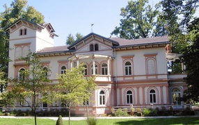 Розовое здание на курорте Бад Халль, Австрия