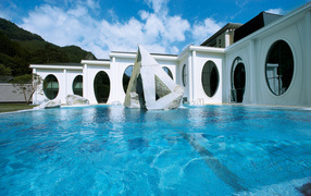 Скульптура в бассейне на курорте Бад Лойперсдорф, Австрия