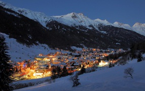 Сияющий город на горнолыжном курорте Сант Антон, Австрия