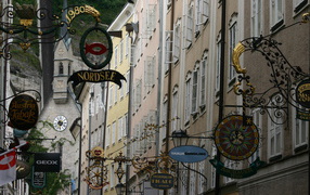 Вывески магазинов в городе  Зальцбург, Австрия