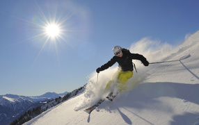 Лыжник на горнолыжном курорте Серфаус, Австрия