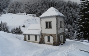 Заснеженный домик в городе Нойштифт, Австрия