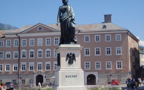 Статуя Моцарта в городе  Зальцбург, Австрия