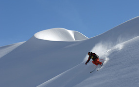 Крутой спуск на горнолыжном курорте Сант Антон, Австрия