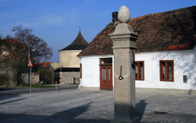 Каменный столб на улице в городе Гайнберг, Австрия