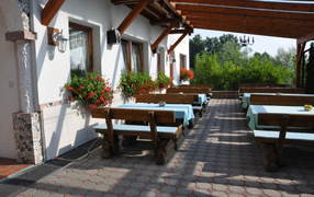 Уличное кафе на курорте Бад Лойперсдорф, Австрия