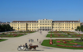 Площадь перед дворцом в городе Вена, Австрия