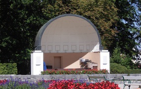 Сцена в парке на курорте Бад Халль, Австрия