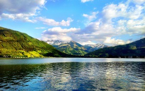 Водная гладь озера на курорте Цель-ам-Зее, Австрия