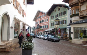 Прогулка по улице на курорте Китцбюэль, Австрия