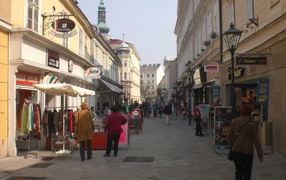 Прогулка по улице на курорте Баден, Австрия