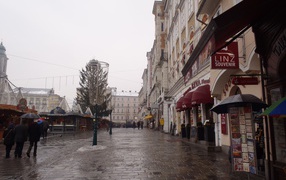 Прогулка по улице в городе Линц, Австрия