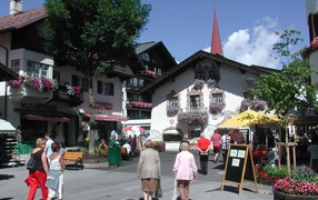 Прогулка по улице на курорте Зеефельд, Австрия