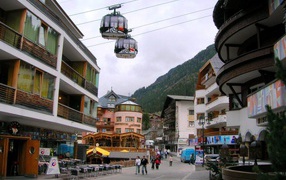 Прогулка по улице на горнолыжном курорте Ишгль, Австрия