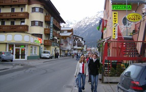 Прогулка по улице на горнолыжном курорте Зёльден, Австрия
