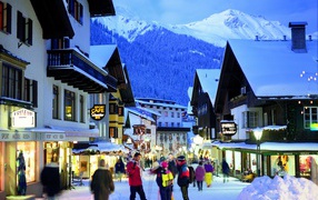Прогулка по улице на горнолыжном курорте Сант Антон, Австрия