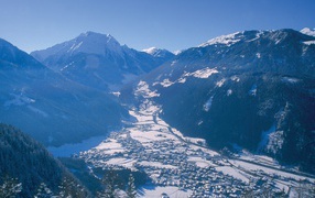 Зимняя панорама на горнолыжном курорте Майрхофен, Австрия