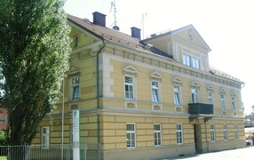 Желтое здание на курорте Бад Халль, Австрия