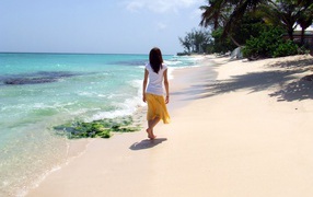 Женщина на пляже в Барбадосе