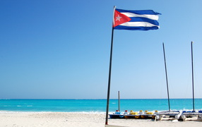 Флаг Кубы на пляже на курорте Кайо Ларго, Куба