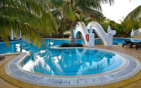 Бассейн в отеле на курорте Кайо Энсеначос, Куба