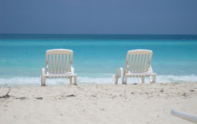 Лежаки на пляже на курорте Кайо Санта Мария, Куба