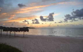 Закат на пляже на курорте Кайо Энсеначос, Куба